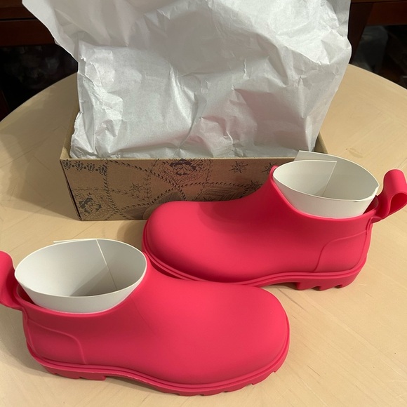 Free People High Street Rain Boots Dragon Fruit Size 6 NIB - Picture 1 of 5